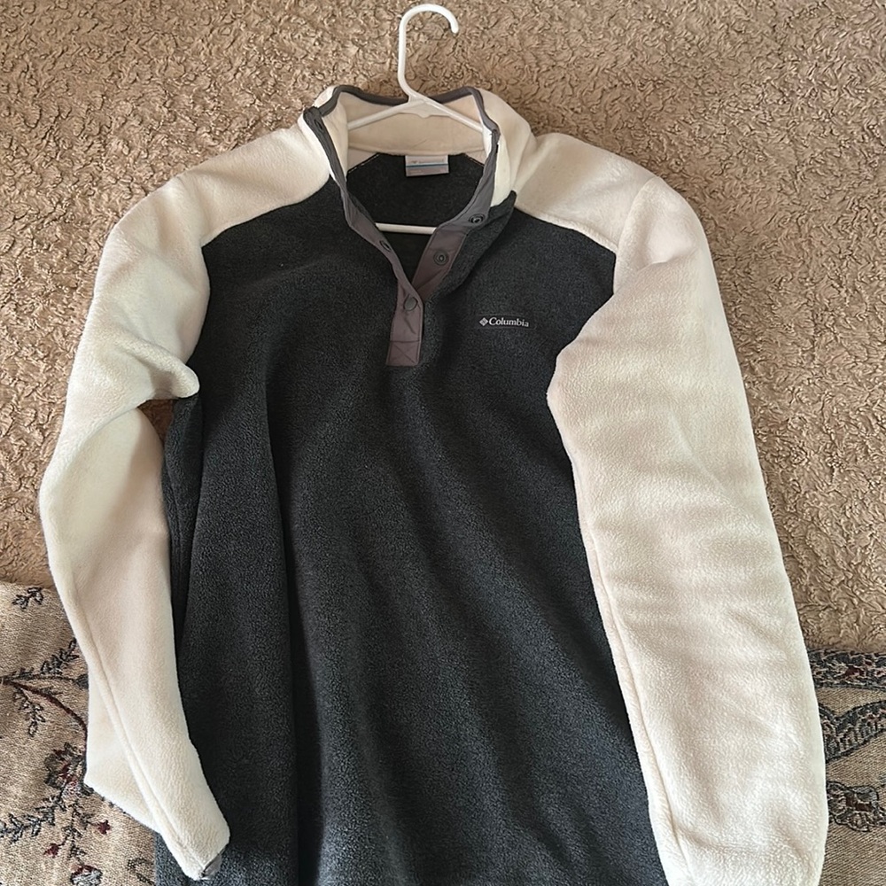 Columbia pull over, brand new never worn! Size XL but fits like a large
